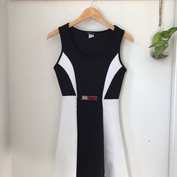 Dresses & Skirts - Black and white color block dress